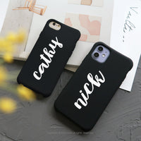 iPhone 15/14/13/12/11/SE3 客製化 英文字母 黑色 二合一 防摔背繩手機殼-C字型