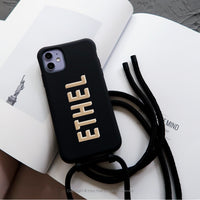 iPhone 15/14/13/12/11/SE3 客製化 英文字母 黑色 二合一 防摔背繩手機殼-A字型